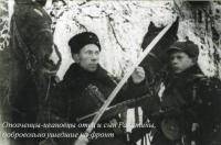 Ополченцы - ивановцы отец и сын Ракитины, добровольно ушедшие на фронт Ополченцы - ивановцы отец и сын Ракитины, добровольно ушедшие на фронт